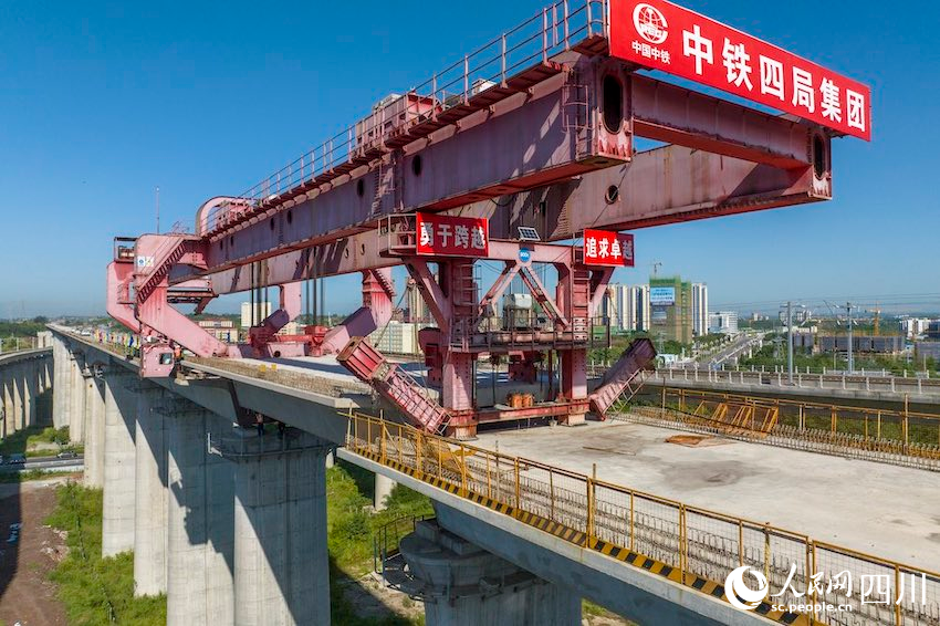 隨著箱梁架設工作完畢，渝昆高鐵川渝段建設進入鋪軌施工階段，全線建設提速。劉忠俊攝