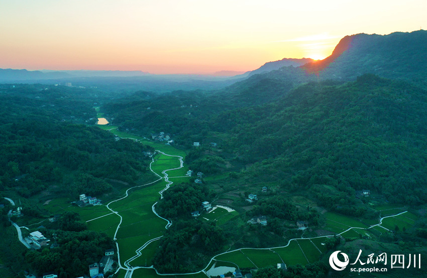 農田、房舍、青山、碧水，一幅優美的田園生態畫卷。廖勝春攝