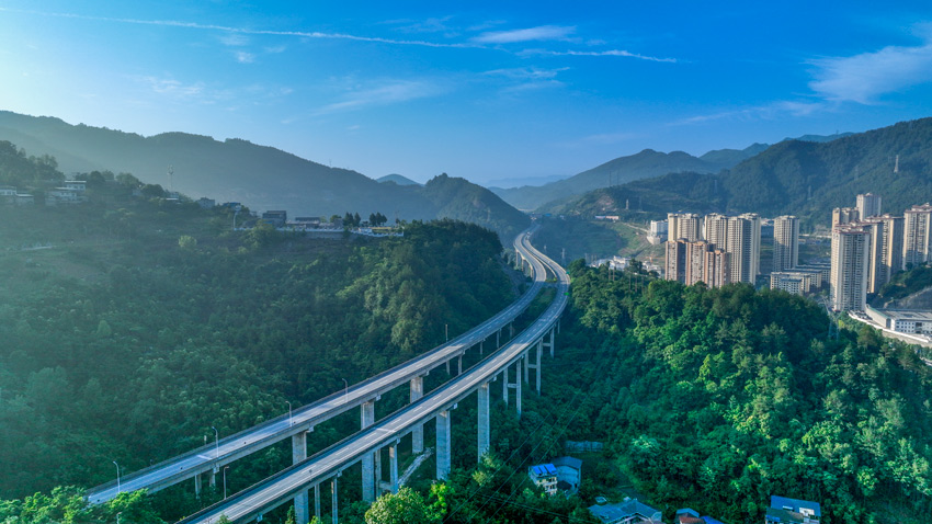 G65包茂高速過境萬源。張天明攝