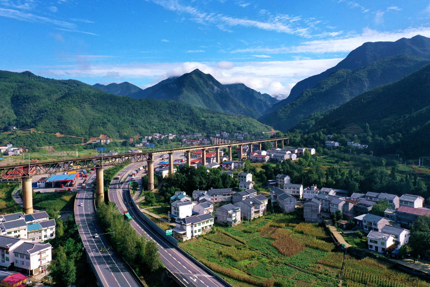 G65包茂高速與襄渝鐵路兩線交融。張天明攝