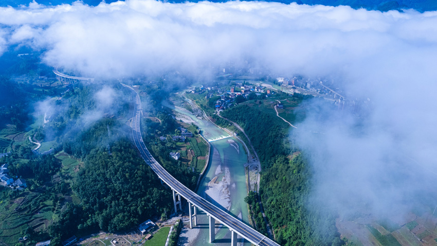 萬源旅游大通道萬八快速如巨龍盤旋于大山之中。鄭興平攝