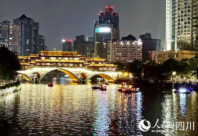 今年端午期間，夜游錦江的游客絡繹不絕。 人民網記者 王波攝