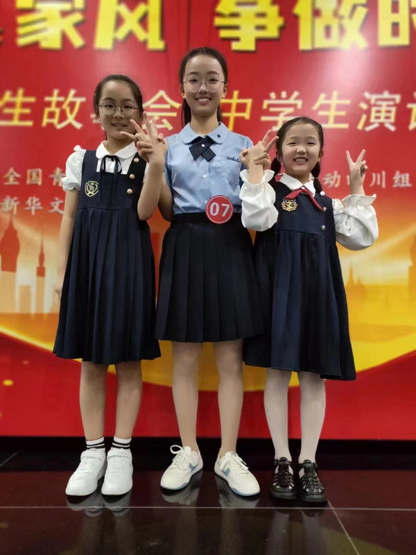 梁可芯（右一）、黃念嬌（中）與龔詩越三人合影留念。徐婭供圖