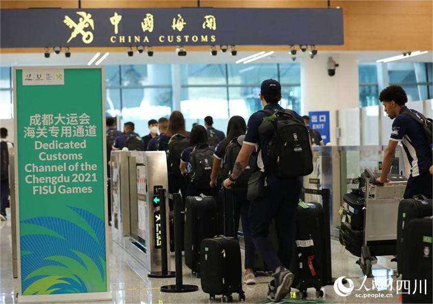 運動員們陸續通關。侯杰攝