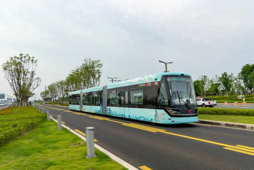 正在運行的智軌列車。蜀道集團供圖