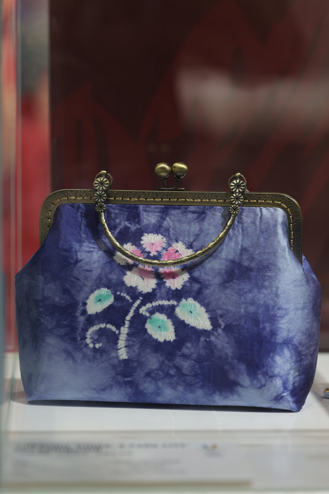 風姿高雅，鮮花燦爛。自貢電視臺供圖