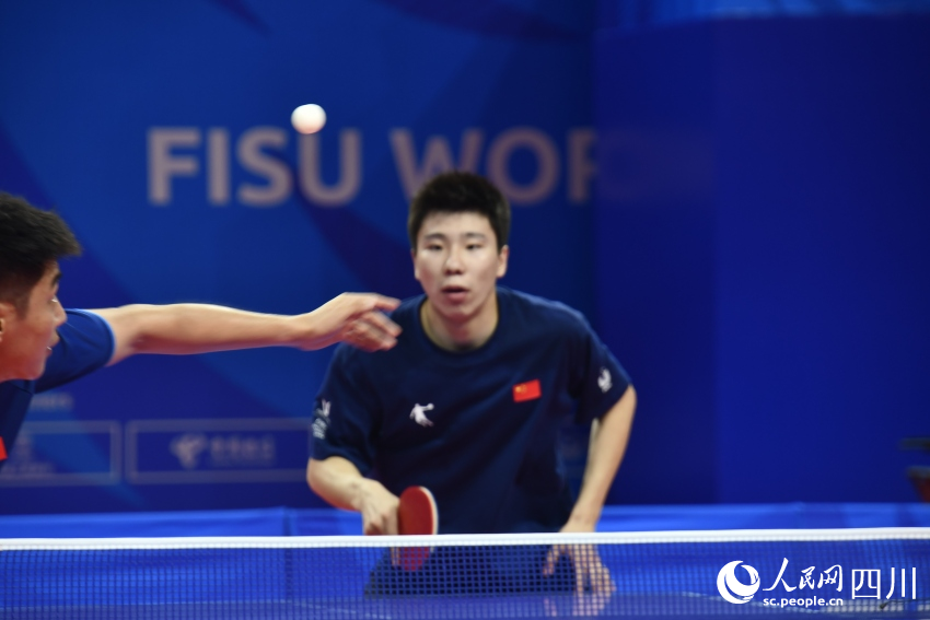 成都大運會中國代表團乒乓球運動員正在賽前訓練。人民網記者 王洪江攝