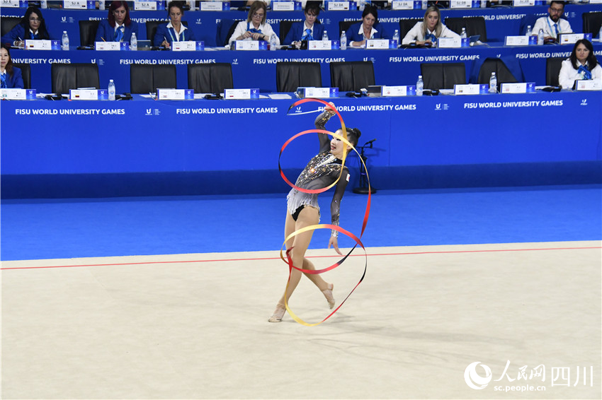 選手傾盡全力展示藝術體操之美。人民網記者 王洪江攝