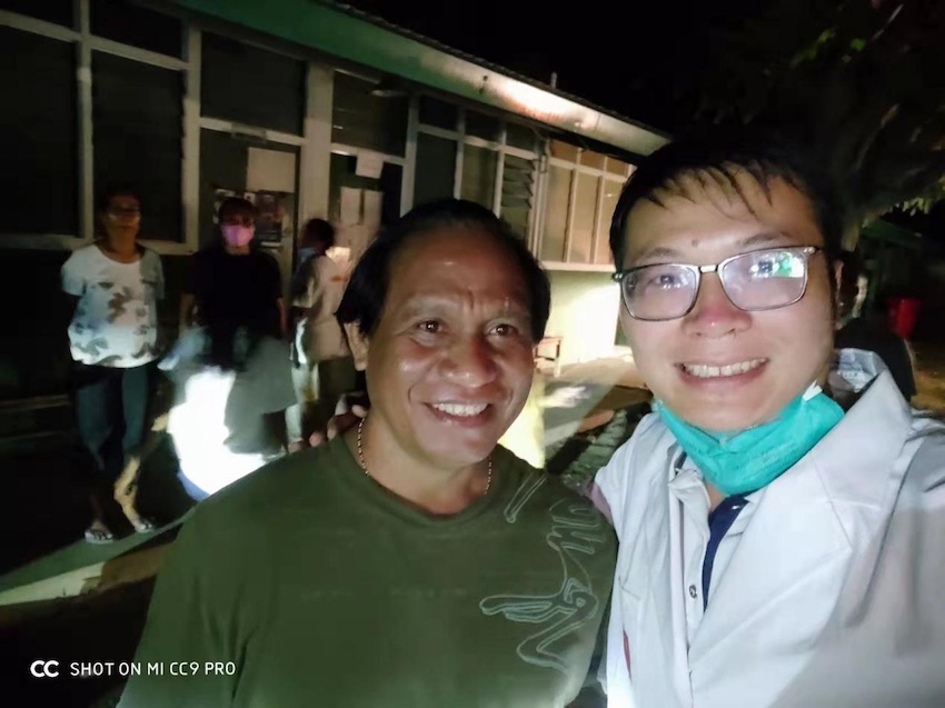 2022年10月的一天，張軻義診到傍晚，與當地醫院院長合影。受訪者供圖