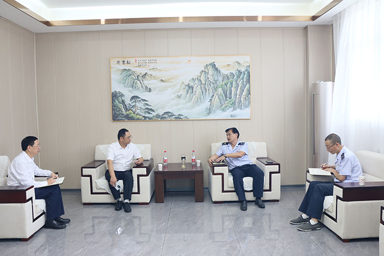 稅務干部到企業與負責人交流，了解企業的經營情況。涼山州稅務局供圖