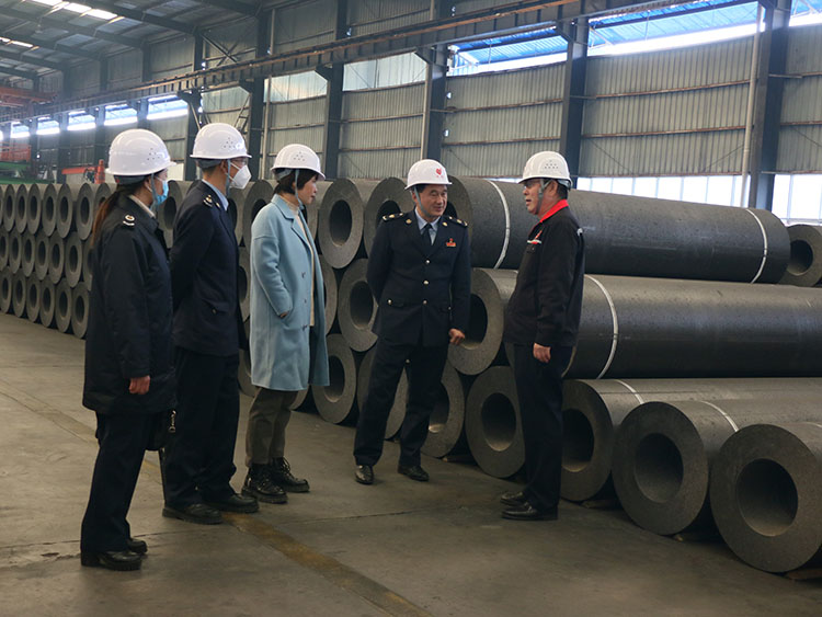 稅務干部到企業走訪問需。涼山州稅務局供圖