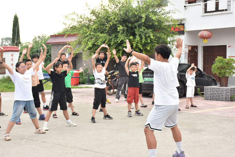 教孩子們做有氧運動。廣漢市融媒體中心供圖