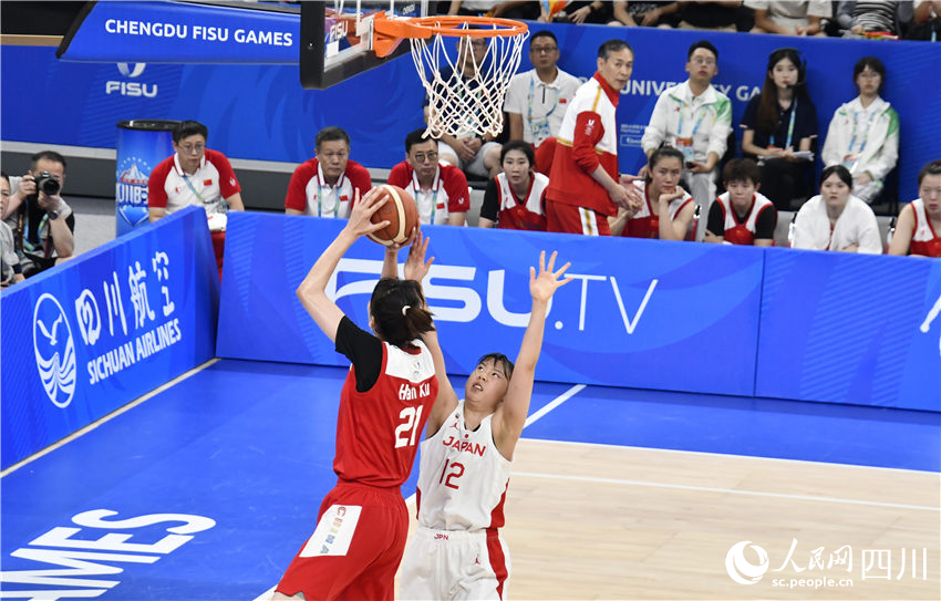 韓旭籃下強打。人民網記者 王洪江攝