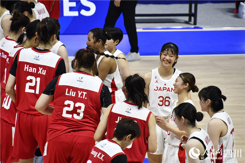 賽前雙方球員互相致意。人民網記者 王洪江攝