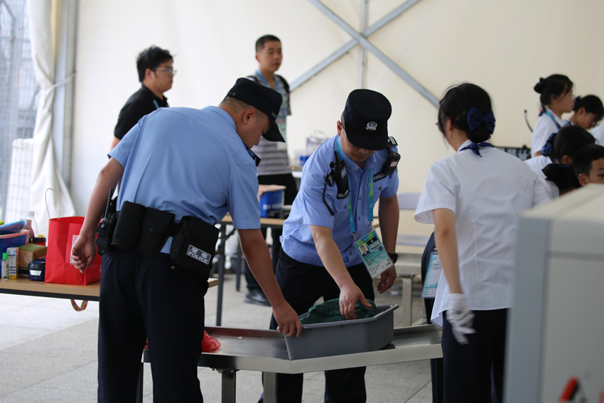 安保人員進行安檢。高新區公安分局供圖