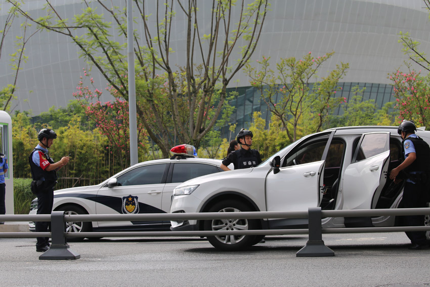 場館外巡查。高新區公安分局供圖