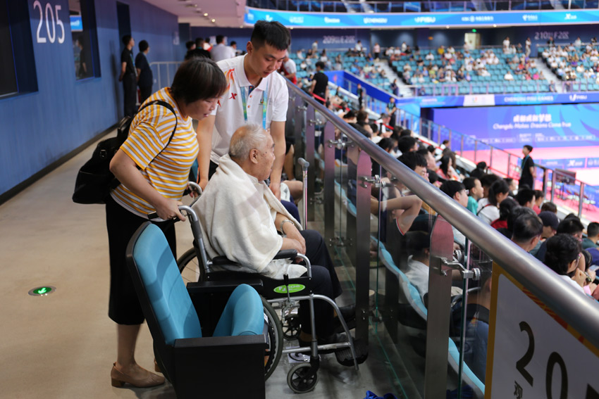 幫助群眾能順利觀賽。高新區公安分局供圖