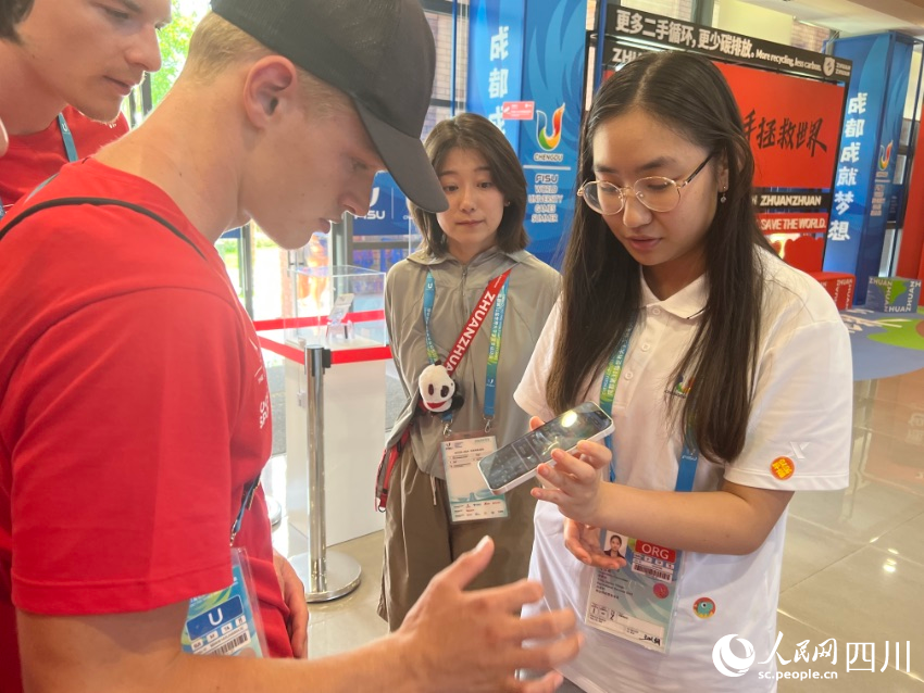 運動員咨詢二手手機的租借條件。 人民網記者 王洪江攝