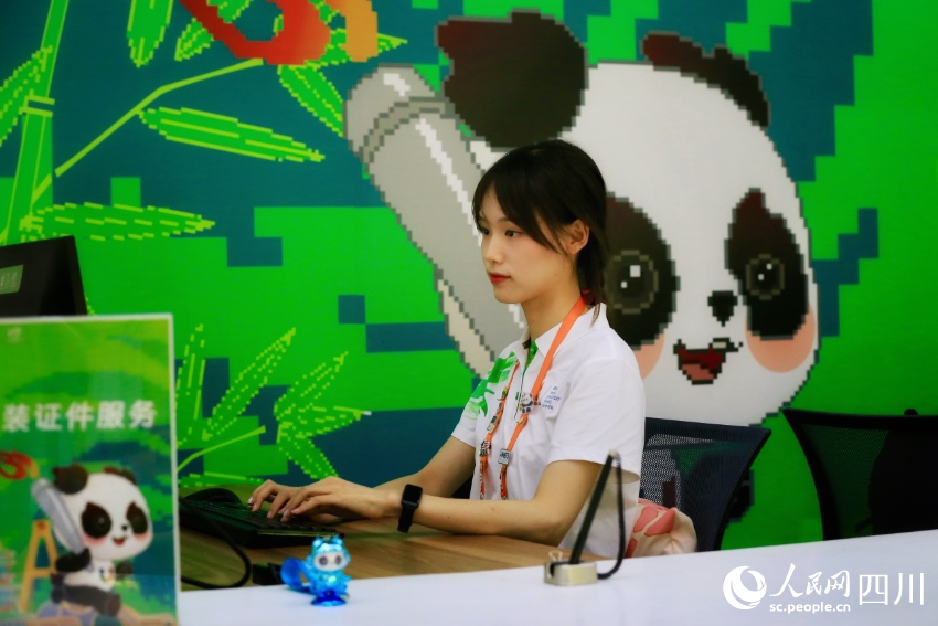 賽事期間，正在工作的志愿者顏宇辰。 人民網記者 朱虹攝