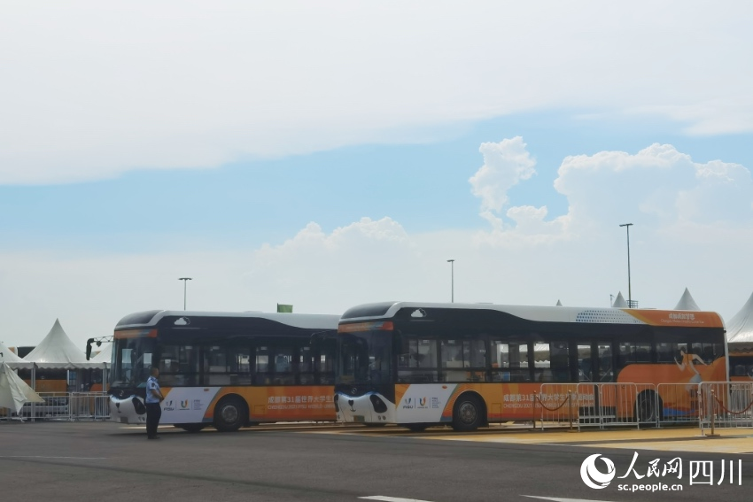 大運會期間使用的新能源大巴。 人民網記者 王洪江攝