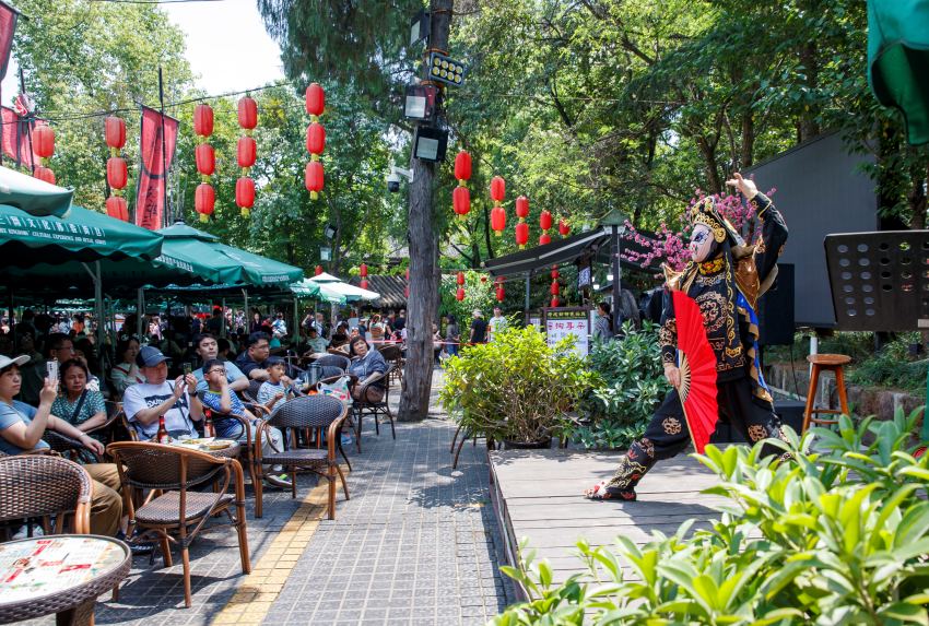 公園里的川劇變臉。成都大運會執委會供圖