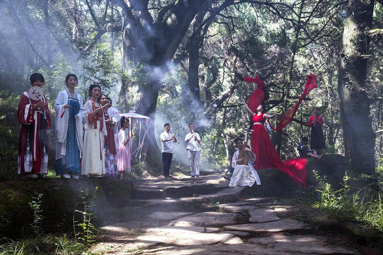 游客自發在翠云廊拍攝情景短劇。劍閣縣委宣傳部供圖