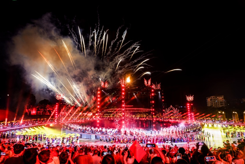 2023年第八屆涼山彝族火把節開幕。涼山州委宣傳部供圖