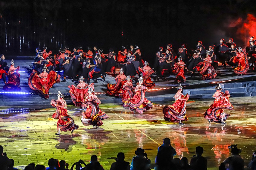 2023年第八屆涼山彝族火把節開幕。涼山州委宣傳部供圖