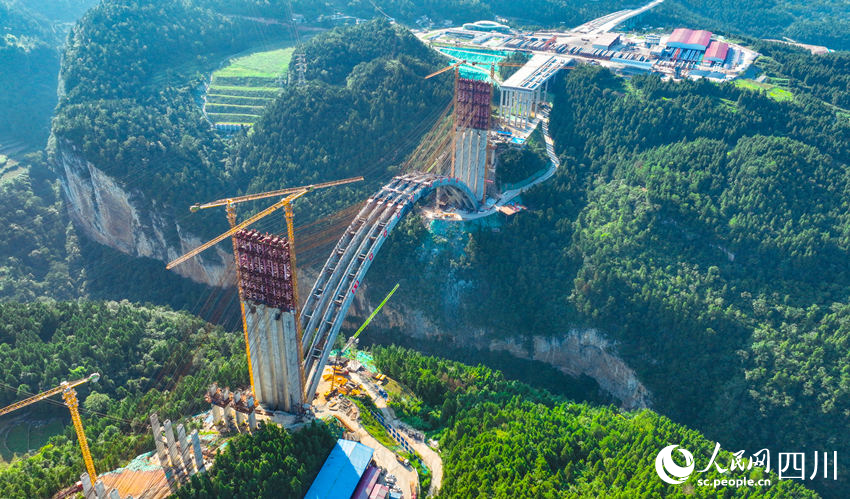 凌空架飛虹。劉媛攝