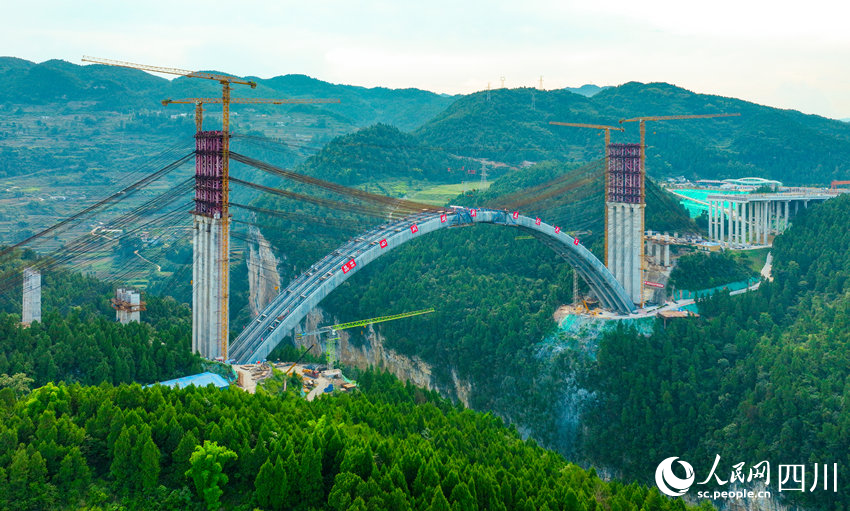 凌空架飛虹。劉媛攝