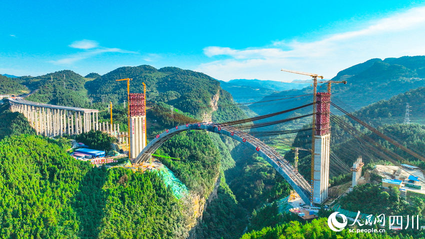 水落河特大橋的主拱圈順利完成合龍施工。劉媛攝