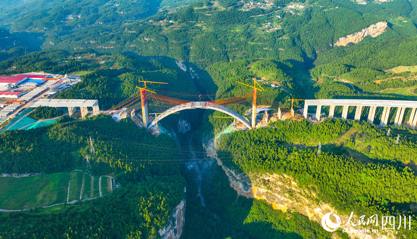 水落河特大橋的主拱圈順利完成合龍施工。劉媛攝