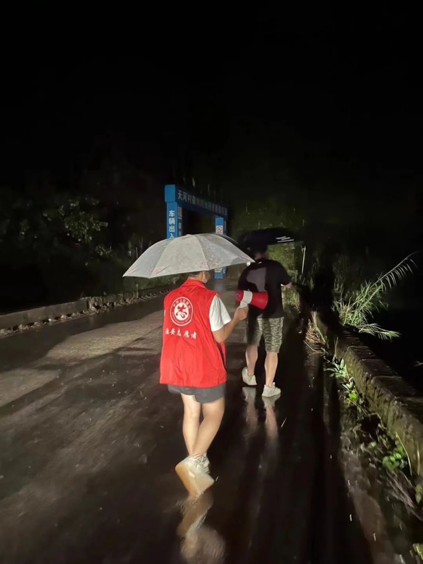 雅安市工作人員正在巡查和預警。四川省應急管理廳供圖