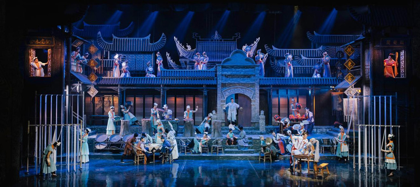 大型融合秀演《重逢三星堆》故事場面。啟明東方星聚城供圖