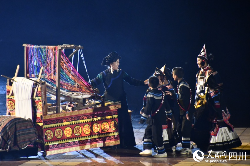 吉好有果在第8屆涼山彝族火把節開幕式上表演。人民網記者 王洪江攝