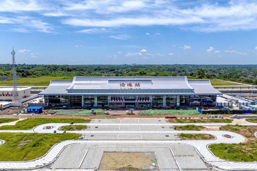 沿灘站站房整體建筑設計以“鹽晶體”及當地民居為靈感來源。成蘭公司供圖