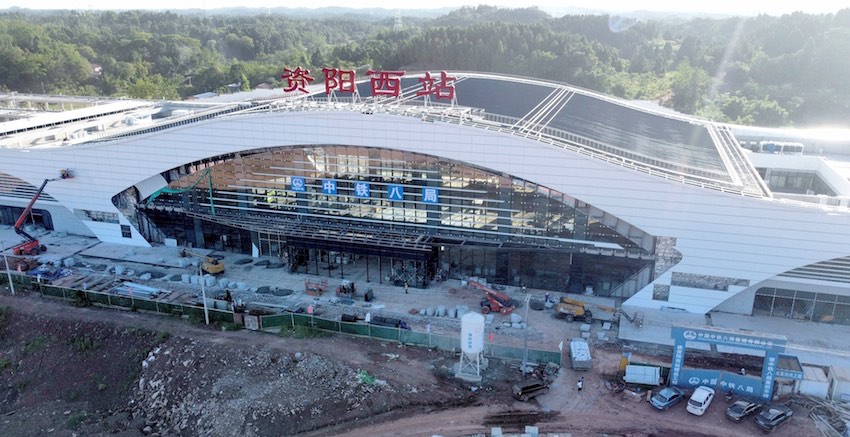 資陽西站站房設計理念以“水石之韻，魅力雁城”為主題，整體造型似沱江河畔的兩只大雁振翅欲飛。富有動感的站房整體飄逸流暢又穩重明快。成蘭公司供圖