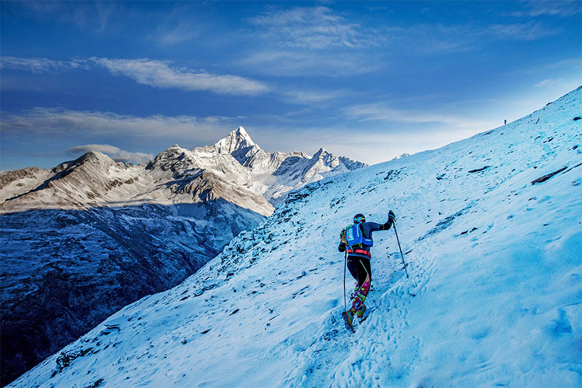 向山峰更高處前行?；顒又鬓k方供圖