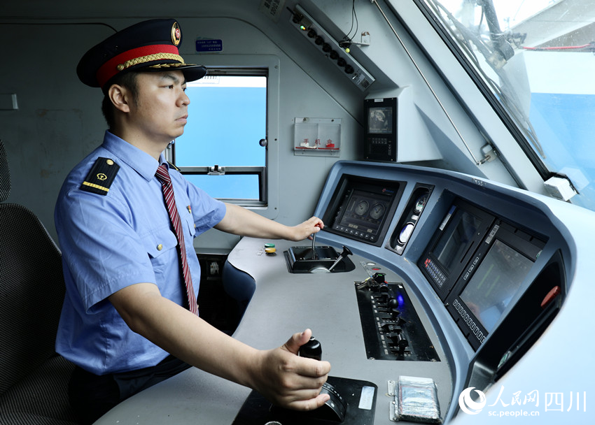 工作崗位上的仲俊斕。人民網 趙祖樂攝