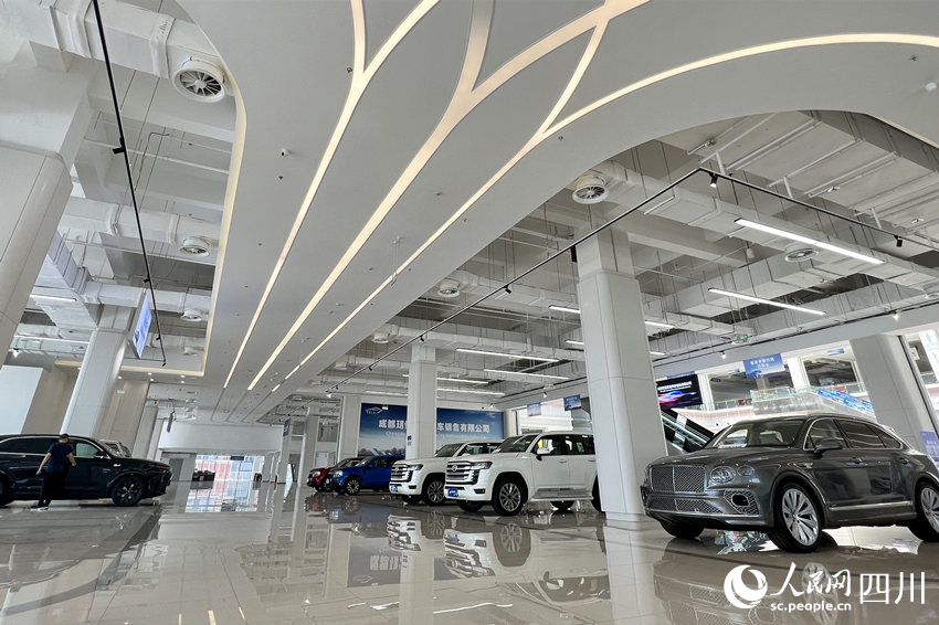 中歐汽車城汽車展廳。人民網 趙祖樂攝