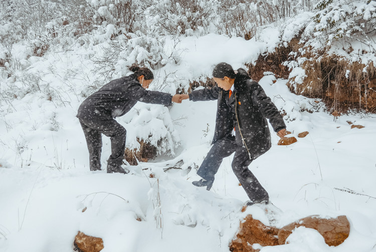 法官到基層一線調研。阿壩州委宣傳部供圖