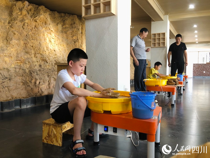 學生們體驗土陶制作。鄧蕓攝