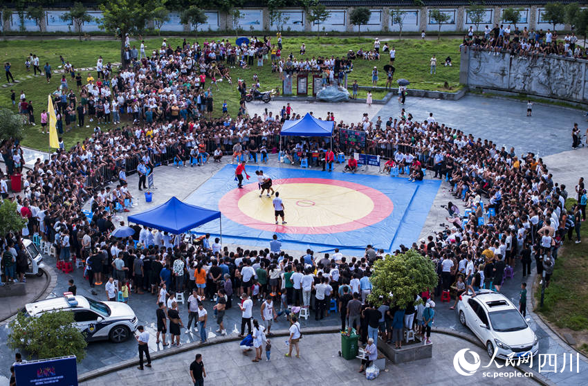 “格颯德”村級摔跤邀請賽現場。何為攝