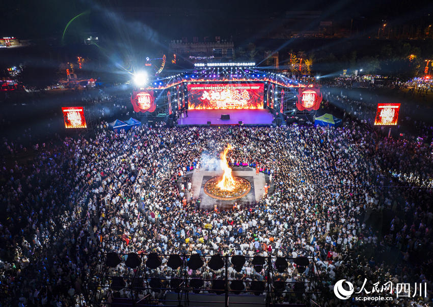 火把節“狂歡之夜”現場。何為攝 