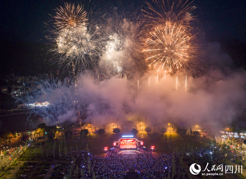 火把節“狂歡之夜”煙火璀璨。何為攝