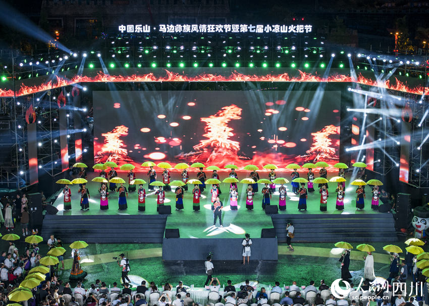 火把節選美大賽現場。何為攝