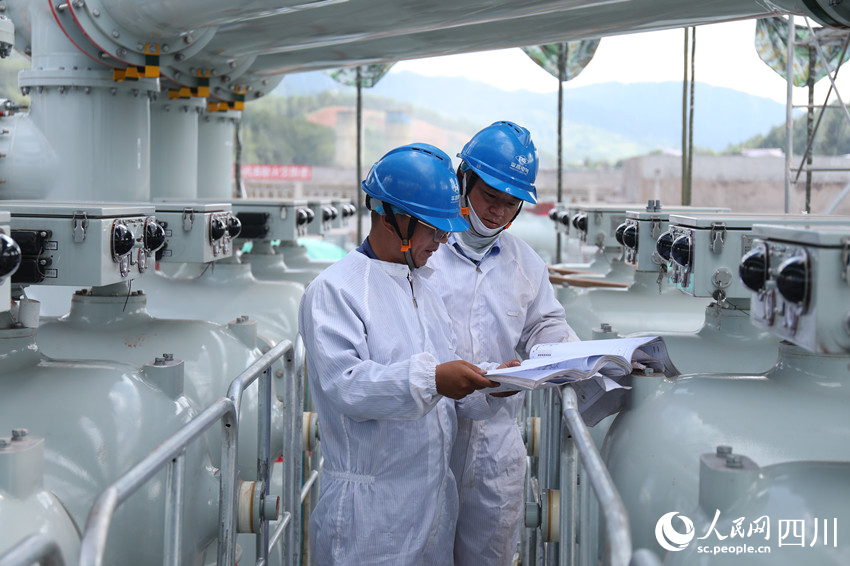 工人在月城Ⅱ500千伏開關站GIS無塵化工作小間檢查設備。人民網 王凡攝