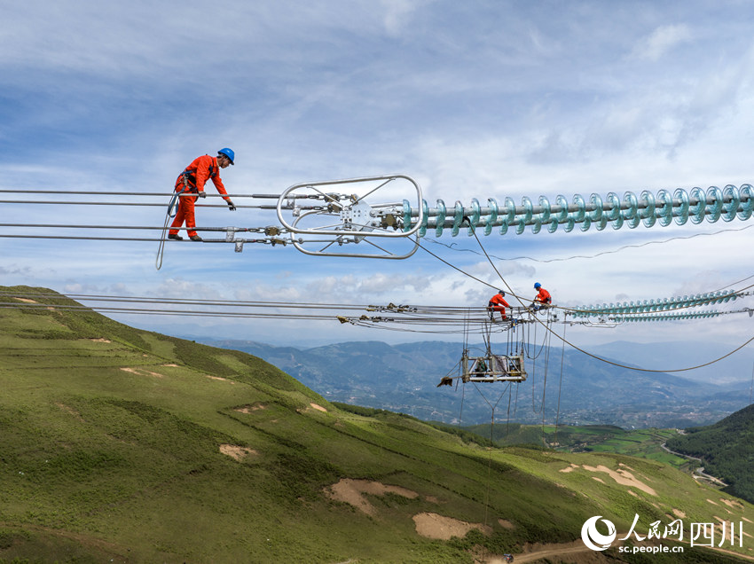 國網四川送變電公司電力工人在攀西電網優化工程500千伏建敘線包1標段N1060號塔進行緊線及附件安裝工作。安偉攝