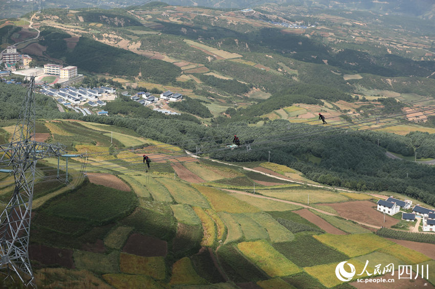 正在巡線的工人。人民網 王凡攝