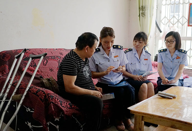 稅務干部幫扶居民使用“云上有道”服務平臺了解助殘稅收優惠政策及企業用工意向。成都市稅務局供圖